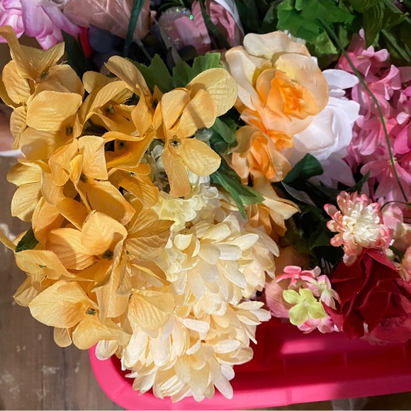 A BOX OF MIXED SEASON FAUX FLOWERS AND PICKS THEY ARE NOT CUT DIY CRAFTS - Picture 10 of 11